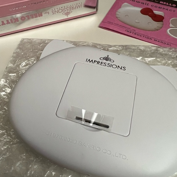 Impressions Vanity Hello Kitty Kawaii Battery Compact Mirror